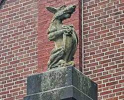 Beeld van fabeldier, Herbenusstraat 89A
