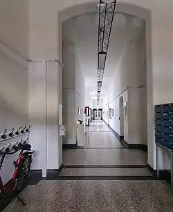 Gang met terrazzo vloer