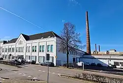 Idem, met fabrieksschoorsteen