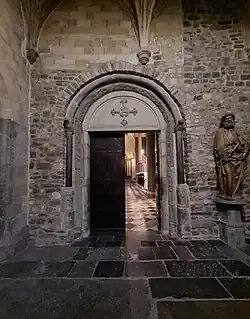 Noordwestportaal vanuit de kruisgang