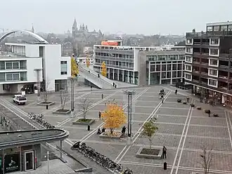 Gezicht op het plein vanaf het Centre Céramique