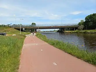 Zuidkant brug met geluidsschermen (mei 2022)