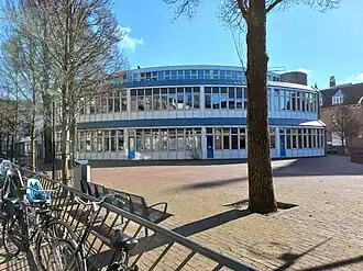 Schoolgebouw uit nieuwbouwperiode (februari 2022)