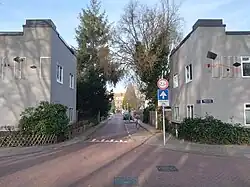 Akkerstraat gezien vanaf Onderlangs met rechts en links kunst van Bruggink (januari 2022)