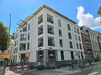 Woongebouw Wertheim, links Plantage Middenlaan, rechts Plantage Parklaan (juli 2022)