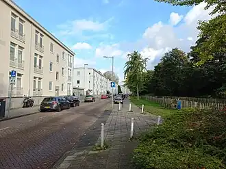 Populierenweg; links bebouwing, rechts dijklichaam spoor (oktober 2022)