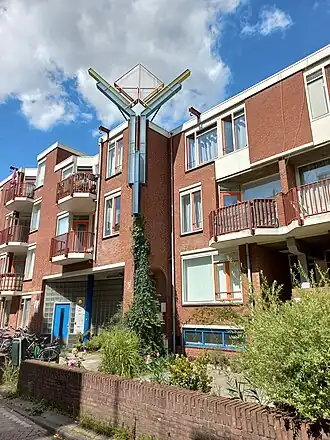 Kunstwerk tegen gevel (augustus 2022)