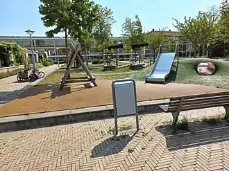 Robert Scottplein richting schoolgebouw (juli 2022)