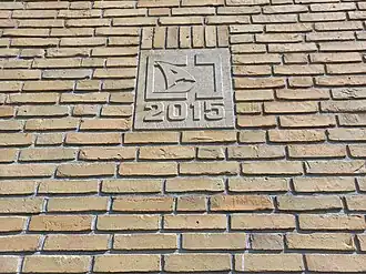 Logo Amundsenhofje in gevelsteen (juli 2022)