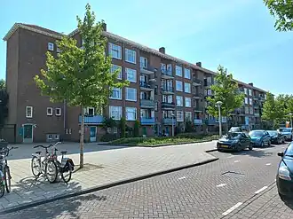 Robert Scottstraat 2-26, Amsterdam (juli 2022), gezien in zuidelijke richting met nummer 26 direct in beeld