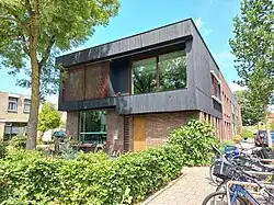 Rudolf Dieselstraat 5 met daarachter Stephensonstraat 1A-D (juni 2022)