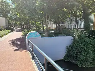 Touwbaanpark gezien vanaf de Ezelsbrug met abstracte beeldhouwkunst van Sterenberg (juli 2022)