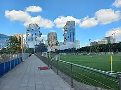 Skyline gezien vanaf sportvelden (juni 2022)