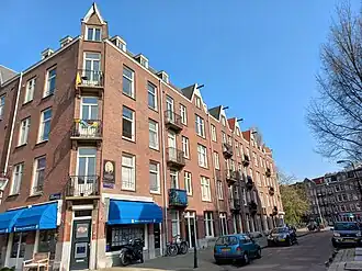 Vosmaerstraat 12-2 gezien vanaf Derde Kostverlorenkade, achtergrond J.J. Cremerplein (maart 2022)