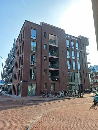 Afzelia met links de pakhuizen (september 2022)