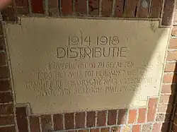 Gevelsteen in de poort (juli 2022)