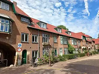 Zwanenplein 23-43 met links poortje naar Putterstraat (juli 2022)