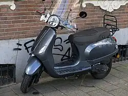 Geparkeerde bromscooter in Amsterdam, 2023.