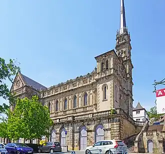 Het vooraanzicht van de kerk.