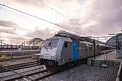 Vertrek van de eerste European Sleeper trein met reizigers uit Amsterdam Centraal op 27 mei 2023 met Lineas 186 aan de voorkant.