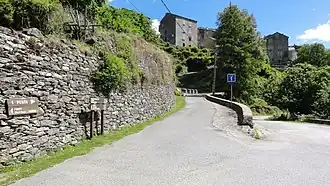 Binnenkomen van het dorp