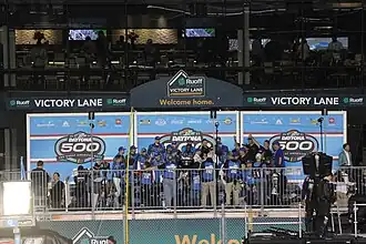 Ricky Stenhouse Jr. in victory lane na de Daytona 500.