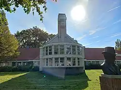 Opvallend bouwdeel gebouw 2-4 met rechts Keppler (september 2023)