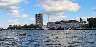 De Surinamekade gezien vanaf het Oostveer (2023)