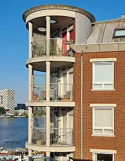 Torenachtige hoekbalkons