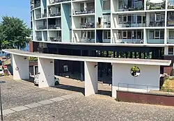 Detail westgevel en entreeluifel