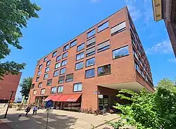 Zuidgevel met overstek, vanaf de Levantkade