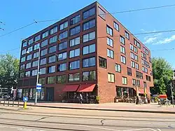 Zuid- en westgevel, vanaf het Azartplein