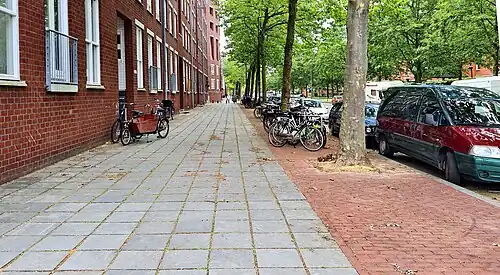 Stoep met plavuizen en klinkers