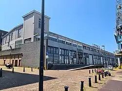 Loods 6, gezien vanaf de Surinamekade