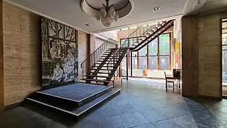 Benedenzaal en trappenhuis