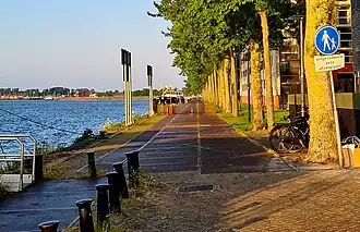 Begin wandelpromenade: einde klinkerbestrating