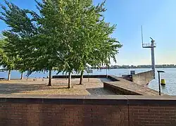 Pleintje bij oostpunt (met kademuur en radarpost)