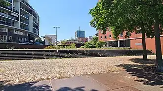 Pleintje met kasseien en trappartij naar KNSM-laan