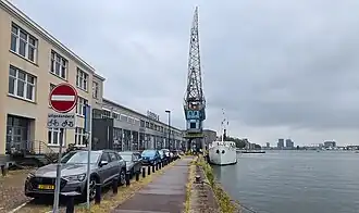 Voetpad met stelconplaten (westelijk straatdeel)