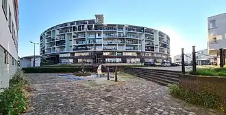 Emerald Empire gezien vanaf het Rijnloodspad. Rechts de Venetiëstraat en de 'parels' (2023)