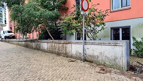 Oplopend buspleintje met klinkerbestrating