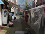 Achter de marktstallen (foto, maart 2023)