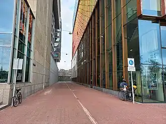 Annie M.G. Schmiodtstraat met rechts de lichtkunst van het conservatorium (augustus 2023)