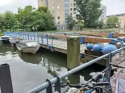 Brug 1981 met rechts het citaat (augustus 2023)