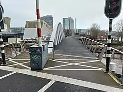 Overzicht over de brug met op voorgrond de hellingbaan, links Klimmuur Centraal (foto van Cees Camel, januari 2023)