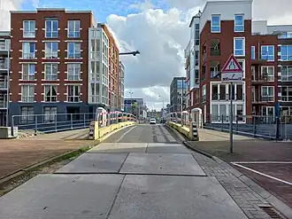 Koningsbergenbrug richting Memeleiland, links zand, rechts water (maart 2023)