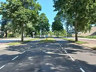 Brug 833; links met leuning, rechts zonder (juli 2023)