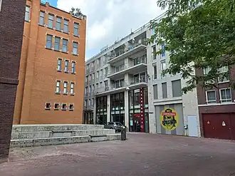 Cullinanplein met nr. 1 (rode strip) en zijgevel diamantfabriek (juli 2023)