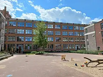 Achtergevel Asscher aan Dora Tamanaplein (juli 2023)