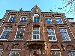 Bovenste deel middenstuk, Eikenplein 1-5, Amsterdam (juli 2021)